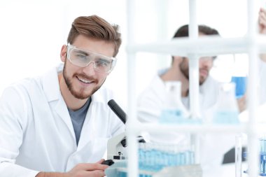 portre. bir bilim adamı bir modern laboratuvar