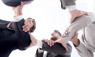 İş adamları el ele tutuşuyor.