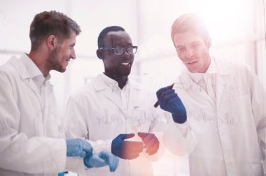 gelecek vaat eden bilim adamı notlar tahtada yapar.