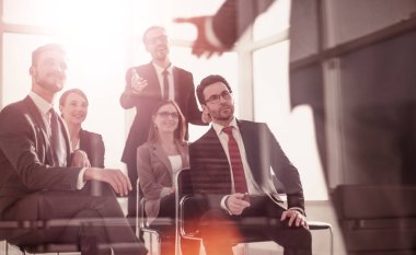 Tartışmak için bir iş toplantısında baş ve iş takım