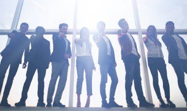Bir grup genç iş adamı seni işaret ediyor.
