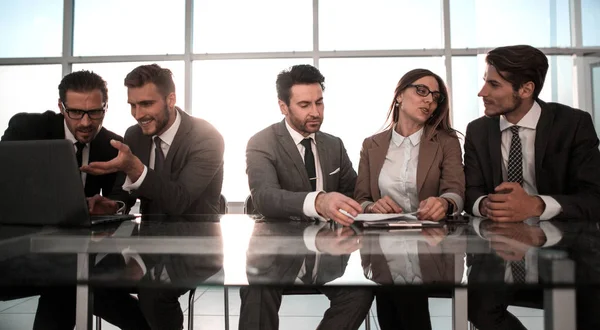 Möte i business-team som arbetar på kontor — Stockfoto