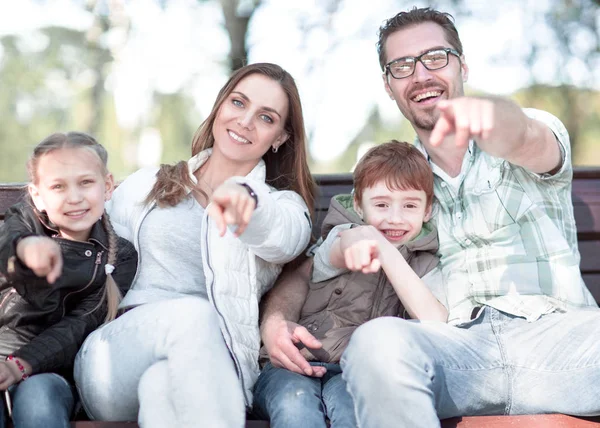 Stäng up.happy familj pekar på dig — Stockfoto