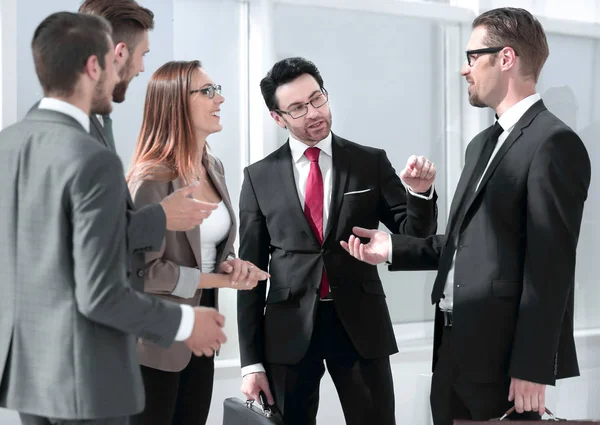 Schöner Geschäftsmann zeigt den Zeigefinger nach oben. — Stockfoto