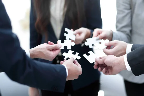 Grupo de empresários montando quebra-cabeça, suporte de equipe — Fotografia de Stock