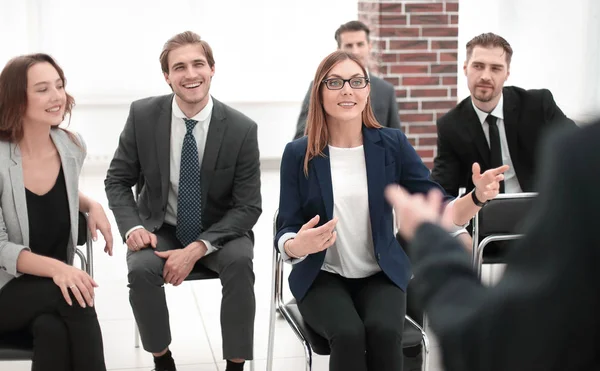 Discutir el informe financiero corporativo con el equipo hablando con los empleados — Foto de Stock