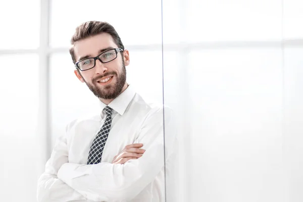 Selbstbewusster Geschäftsmann steht am Bürofenster — Stockfoto