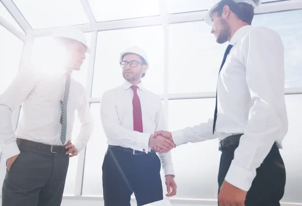 Hombre de negocios y arquitecto estrechando la mano — Foto de Stock