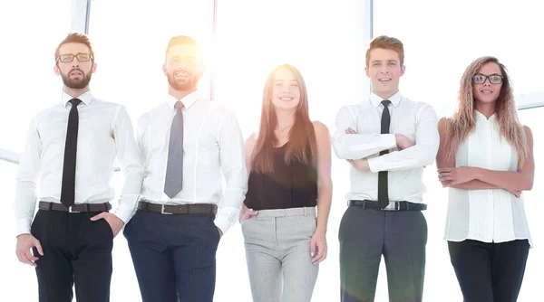 En pleine croissance.équipe d'affaires moderne debout dans un bureau lumineux — Photo