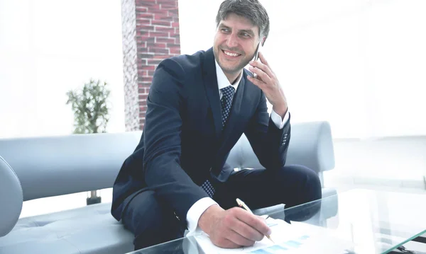 Empresario hablando por teléfono inteligente en la oficina — Foto de Stock