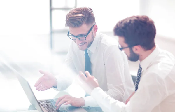 Geschäftskollegen nutzen Laptop zum Überprüfen der Daten — Stockfoto