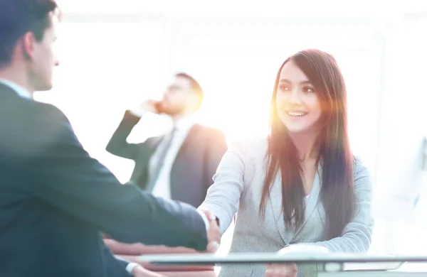 Zakenvrouw schudden handen met een zakenpartner. — Stockfoto