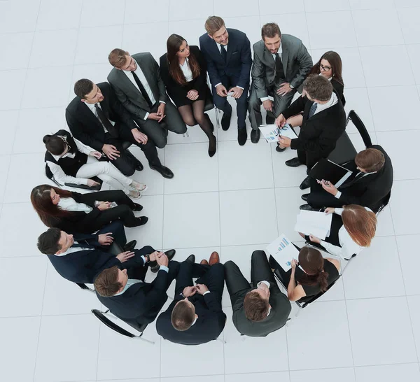 Gran grupo de empresarios que se sientan en una reunión de negocios — Foto de Stock