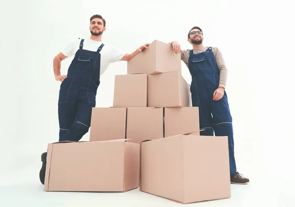 Mladí muži, přepravní box na hromadu krabic. — Stock fotografie