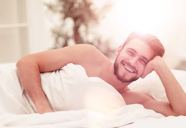 Hombre de éxito está descansando en su casa . — Foto de Stock