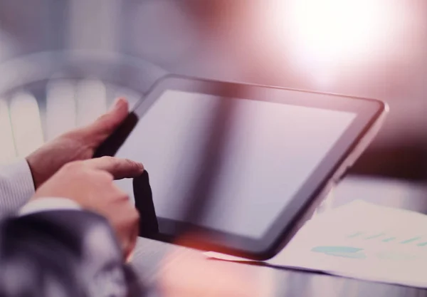 Geschäftsmann mit digitalem Tablet. — Stockfoto