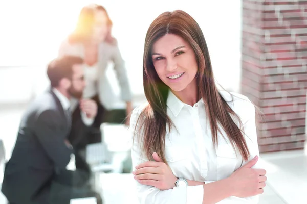 Selbstbewusste Geschäftsfrau im modernen Büro — Stockfoto