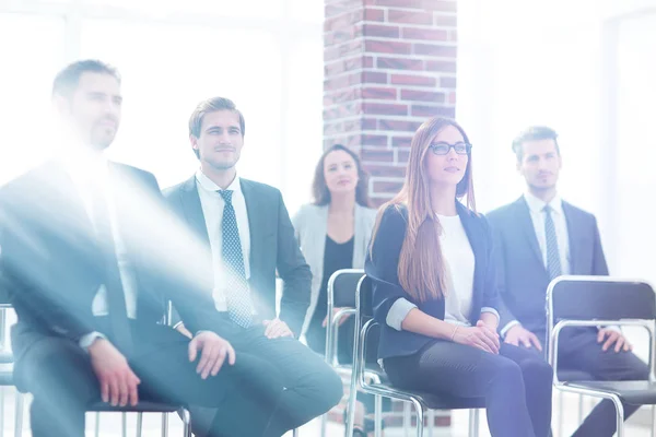 Happy business-team sitter i rad på kontor. — Stockfoto
