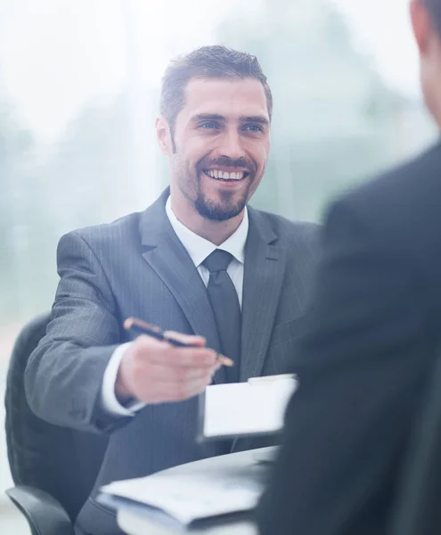 Ein erfolgreicher Geschäftsmann, der einen lukrativen Vertrag unterschreibt — Stockfoto