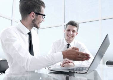 Meslektaşlarım masaya oturun ve konuşun.