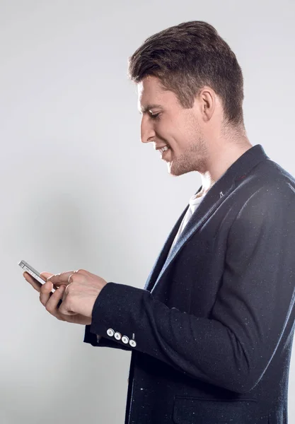 Ο νεαρός άντρας σε ένα σακάκι μιλάτε στο τηλέφωνο — Φωτογραφία Αρχείου