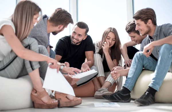 Equipo empresarial joven discutiendo plan de negocios — Foto de Stock