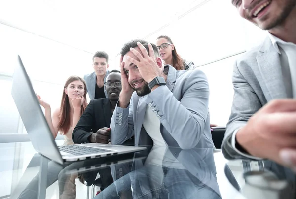 Бізнесмени виглядають напруженими перед ноутбуком — стокове фото