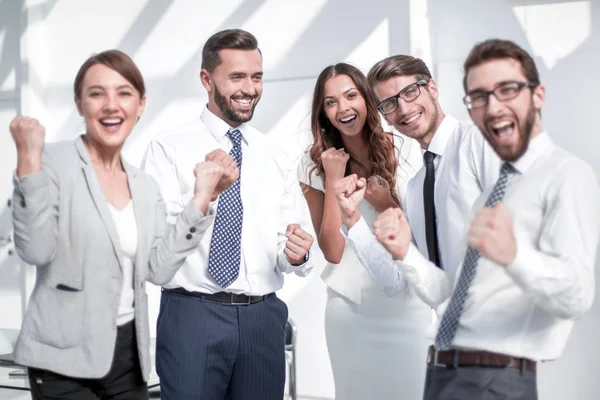 Equipe de negócios feliz celebrando seu sucesso . — Fotografia de Stock