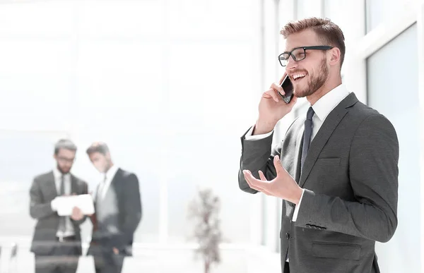 Szczęśliwy biznesmen rozmowy na telefon komórkowy — Zdjęcie stockowe