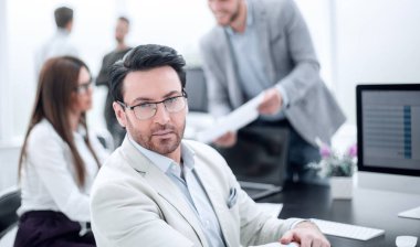 Ofis masasında oturan iş adamı.
