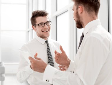 Genç işçilerin işyerinde dijital tablet kullanmak