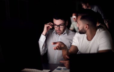 finansal veriler tartışırken çalışanlar