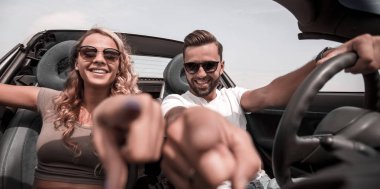 arabada oturan ve sana işaret eden up.happy çift kapatın.