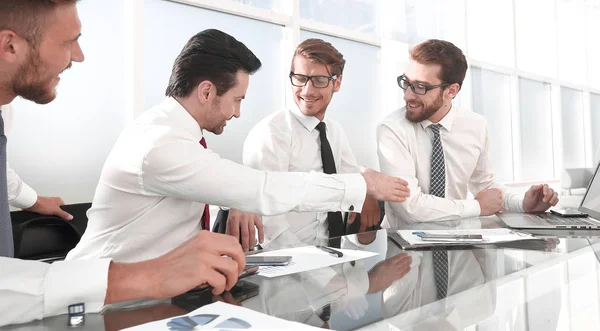 Colegas apertando as mãos em uma reunião de trabalho — Fotografia de Stock