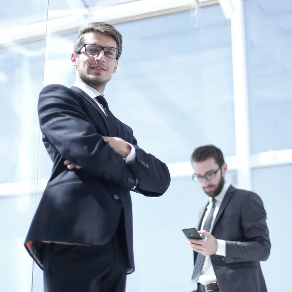 Alt görünümü. modern ofis arka plan üzerinde işadamı. — Stok fotoğraf