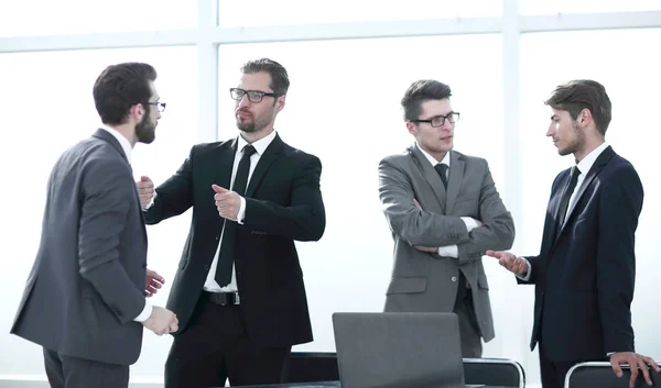 Equipo de negocios en el lugar de trabajo en la oficina — Foto de Stock