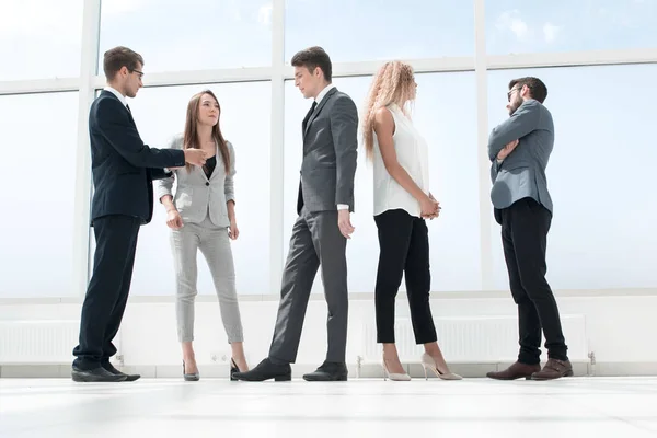 Grupo de gente de negocios de pie en un amplio salón — Foto de Stock