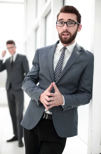 Κλείστε up.smiling επιχειρηματίας στέκεται στο γραφείο — Φωτογραφία Αρχείου