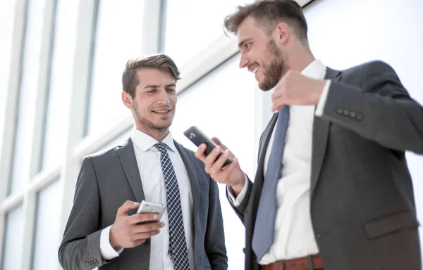 Affärskollegor talar utanför fönstret office — Stockfoto