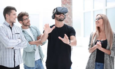 Modern gelişim. Olumlu, neşeli, heyecanlı adam