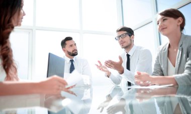 iş takım yeni fikirler tartışıyor