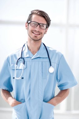 cerrah adam koridorda mavi üniforma ayakta