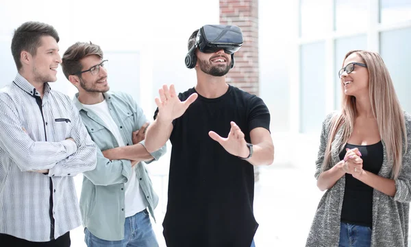 Modern gelişim. Olumlu, neşeli, heyecanlı adam