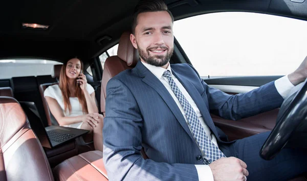 Привлекательный элегантный серьезный мужчина водит хорошую машину — стоковое фото