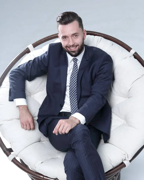 Empresário sentado em uma cadeira confortável — Fotografia de Stock
