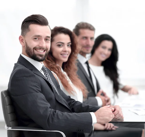 Grupo de empresarios sentados en el escritorio — Foto de Stock