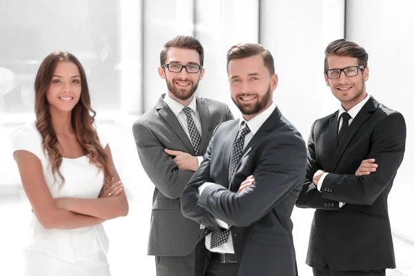 Groep succesvolle zakenmensen op de achtergrond van het kantoor — Stockfoto