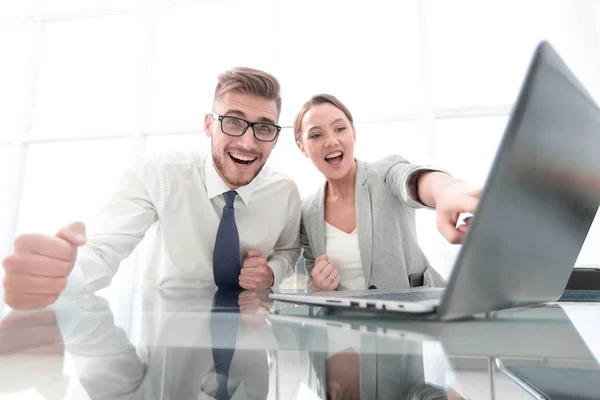 Glad affärskollegor sitter vid sina skrivbord — Stockfoto