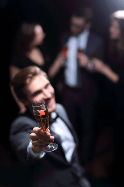Jovem elegante de pé com uma taça de champanhe . — Fotografia de Stock