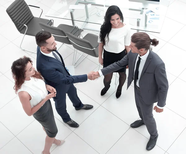 Vista dal top.the handshake partner commerciali — Foto Stock